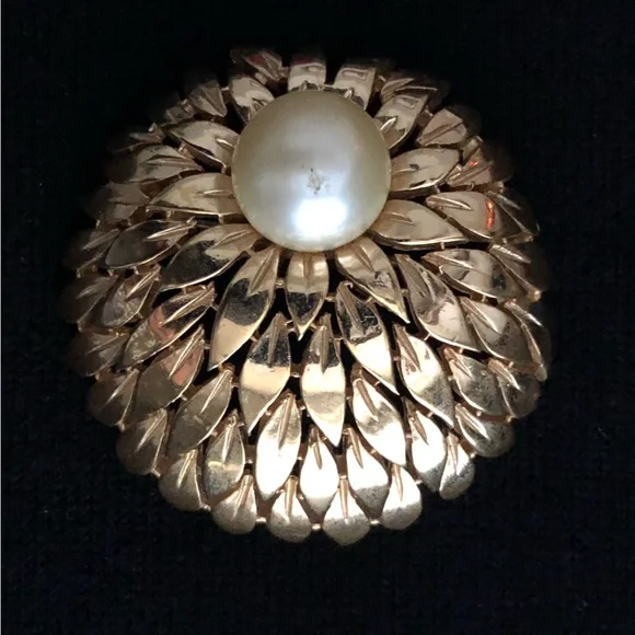 Vintage Crown Trifari Pearl Brooch - Picture 2 of 4